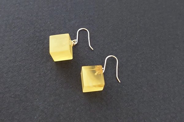 画像1: 琥珀ピアス (1)