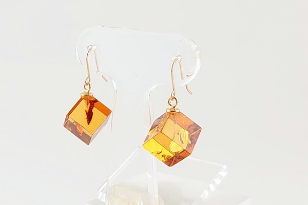 画像2: 琥珀ピアス (2)