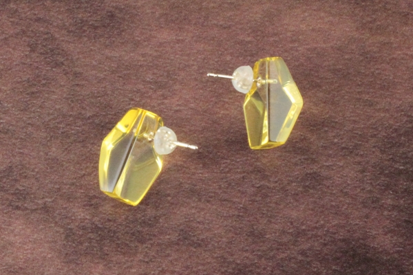 琥珀ピアス